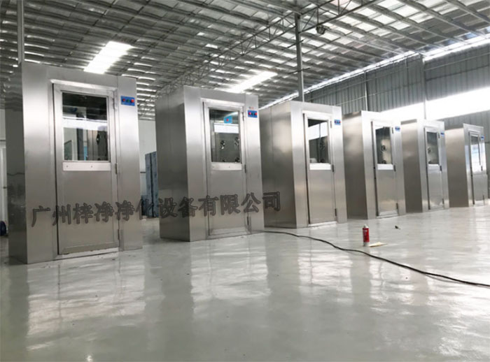 全不銹風淋室采用全不銹鋼材質制造，具有良好的耐腐蝕性、耐高溫性和耐磨損性。