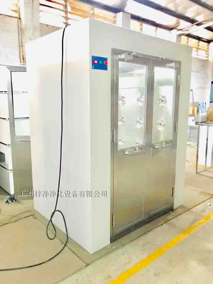烤漆風淋室采用冷軋鋼板作為基材，表面經過烤漆處理。