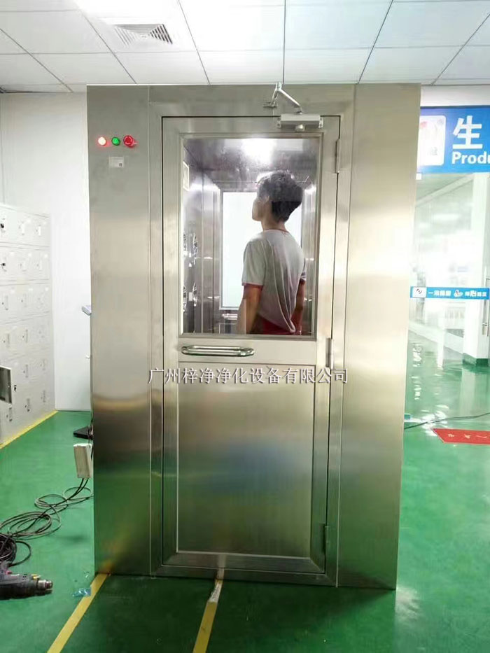 風淋室正確使用對于確保潔凈室的環(huán)境質(zhì)量和產(chǎn)品安全至關(guān)重要。