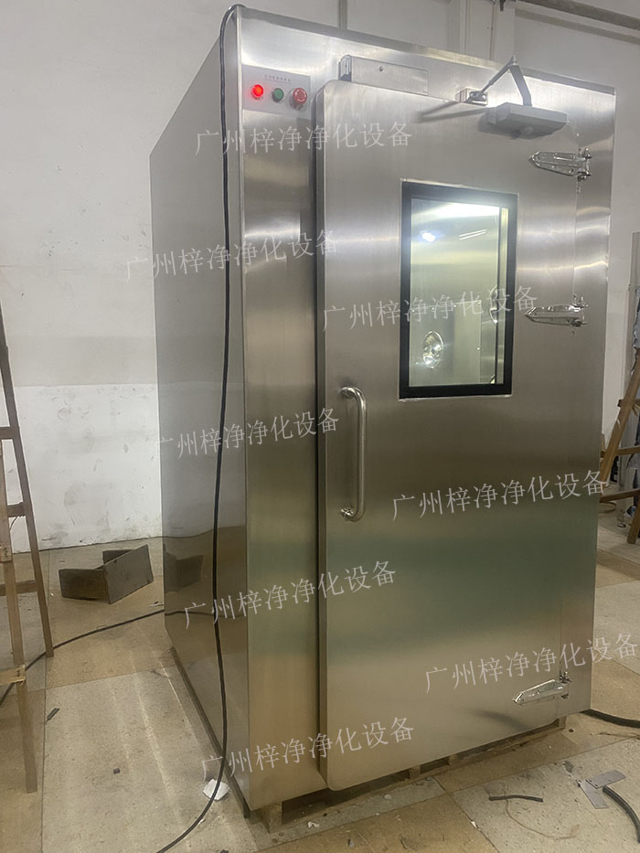 高端滿焊風(fēng)淋室采用滿焊接工藝，無(wú)縫連接，防止塵埃進(jìn)入，確保潔凈室的空氣質(zhì)量。