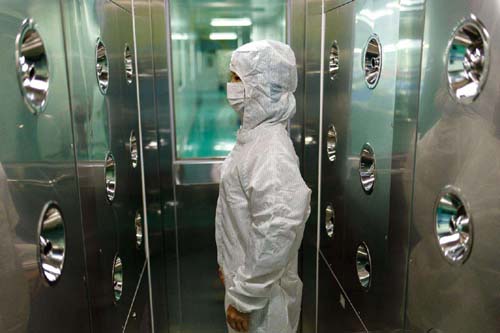 風淋室工作原理是通過高速氣流的沖擊，有效清除進入潔凈室的人員、物料表面攜帶的塵埃和污染物。