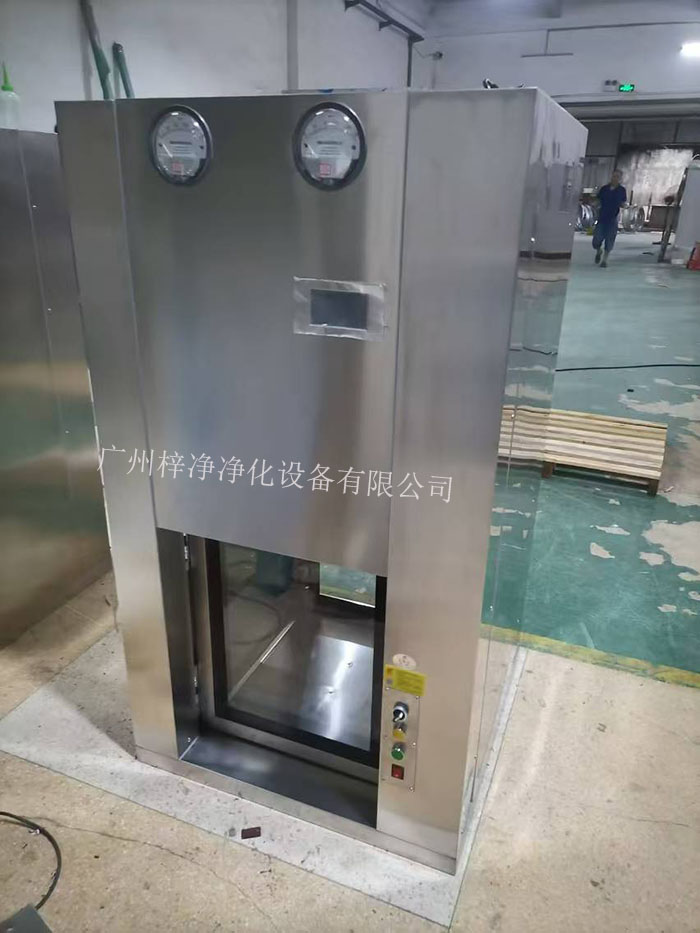 傳遞窗是一種用于潔凈室內部或潔凈室與外界之間傳遞物品的設備，可以防止外部污染進入潔凈室。